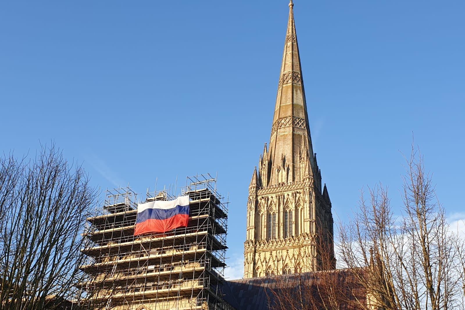 На соборі у Солсбері, де отруїли Скрипалів, вивісили російський прапор На соборі у Солсбері, де отруїли Скрипалів, вивісили російський прапор