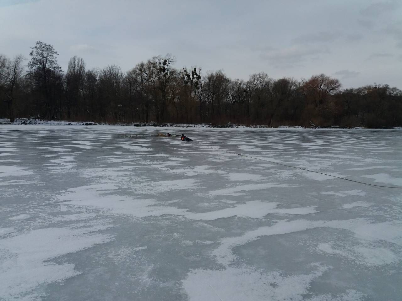 В Киеве две девушки провалились под лед, делая фото: видео В Киеве две девушки провалились под лед, делая фото: видео