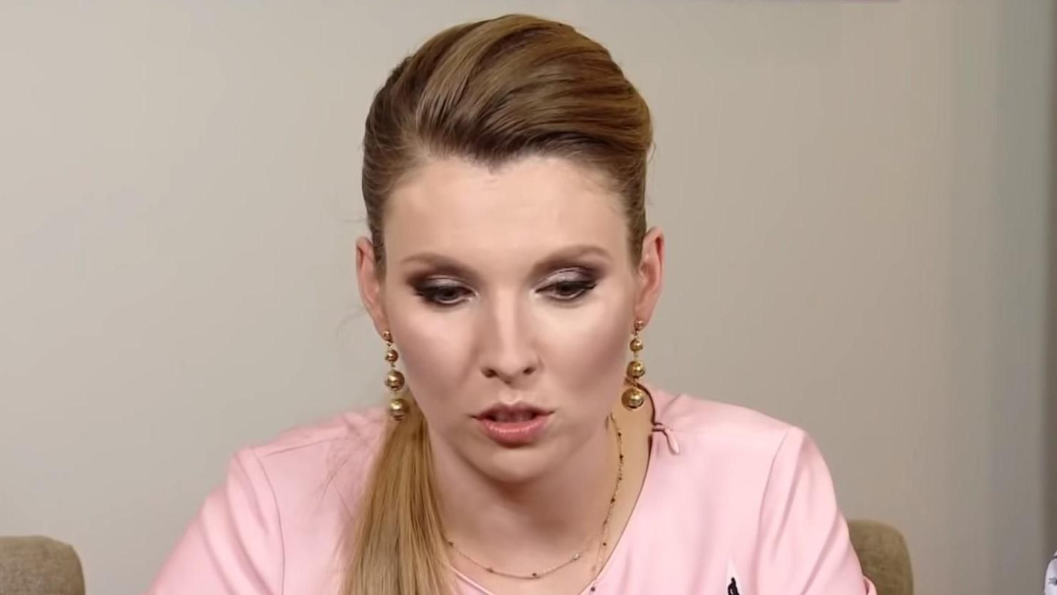 Українські військові нагородили пропагандистку Скабєєву грамотою Українські військові нагородили пропагандистку Скабєєву грамотою