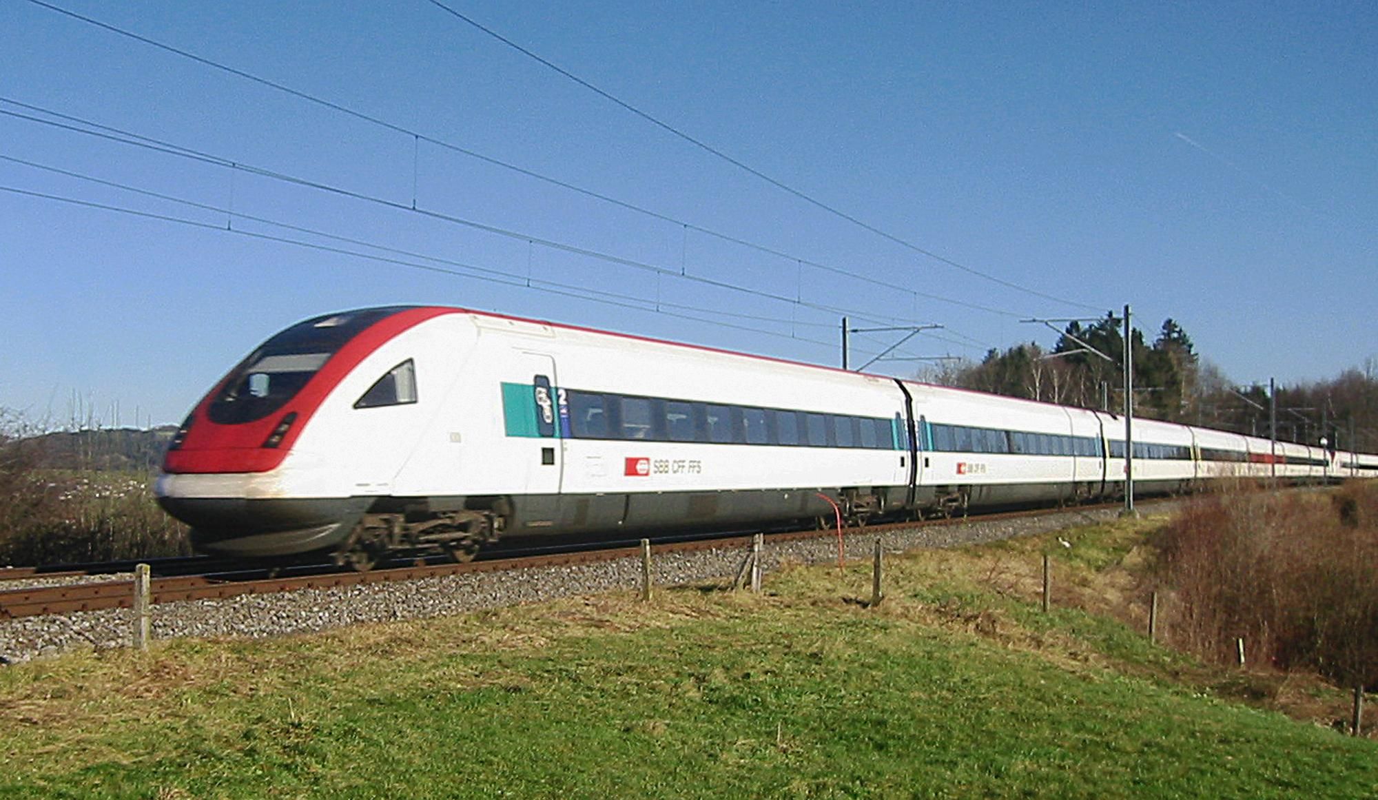 У Швейцарії зійшов з рейок пасажирський потяг: фото