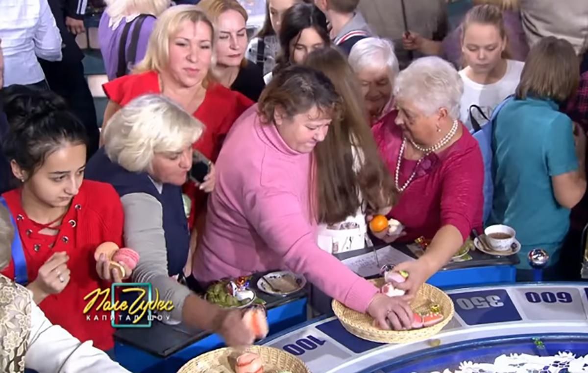 В России зрители на шоу "Поле чудес" набросились на халявную еду: курьезное видео В России зрители на шоу "Поле чудес" набросились на халявную еду: курьезное видео