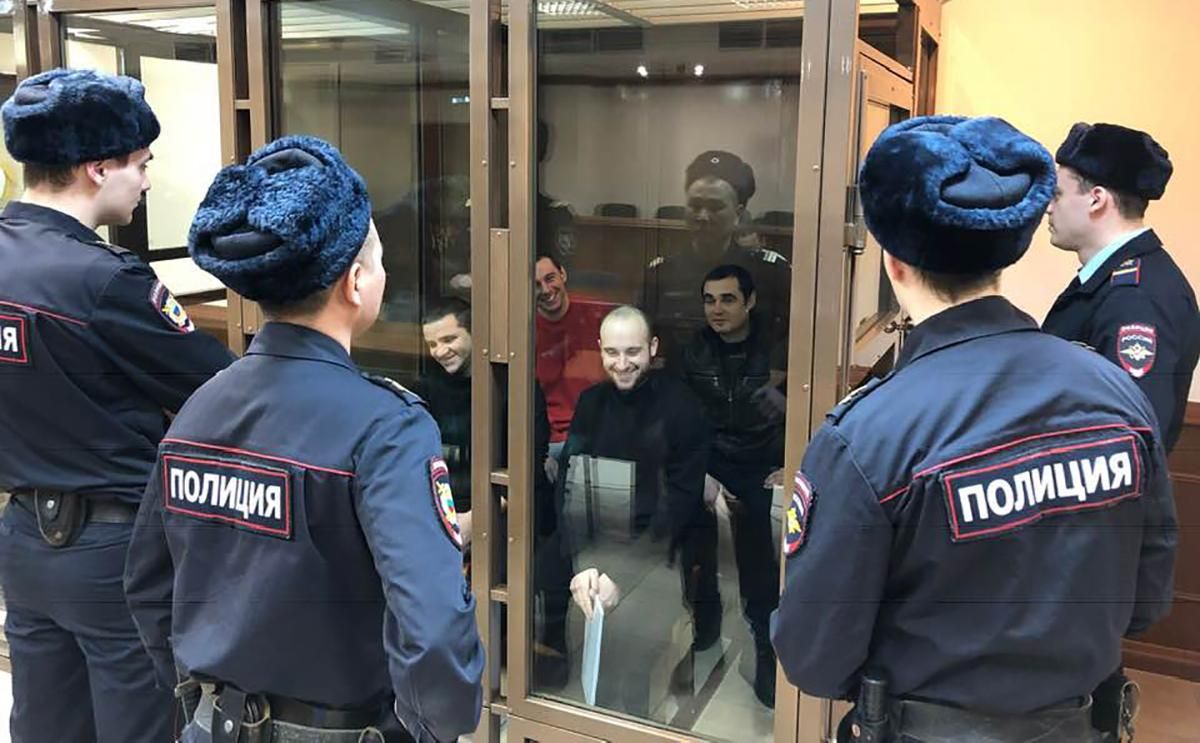 Сміються росіянам в очі: з'явилося унікальне фото українських моряків з суду у РФ
