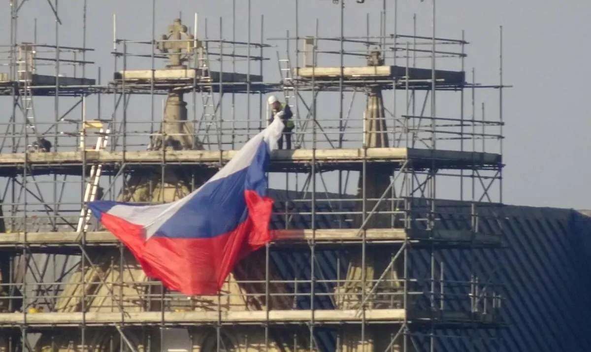 Флаг России на соборе в Солсбери