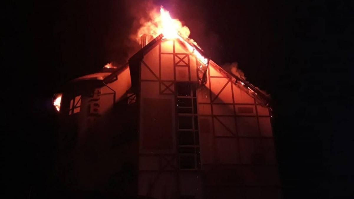 На горнолыжном курорте Львовщины произошел масштабный пожар в гостинице На горнолыжном курорте Львовщины произошел масштабный пожар в гостинице