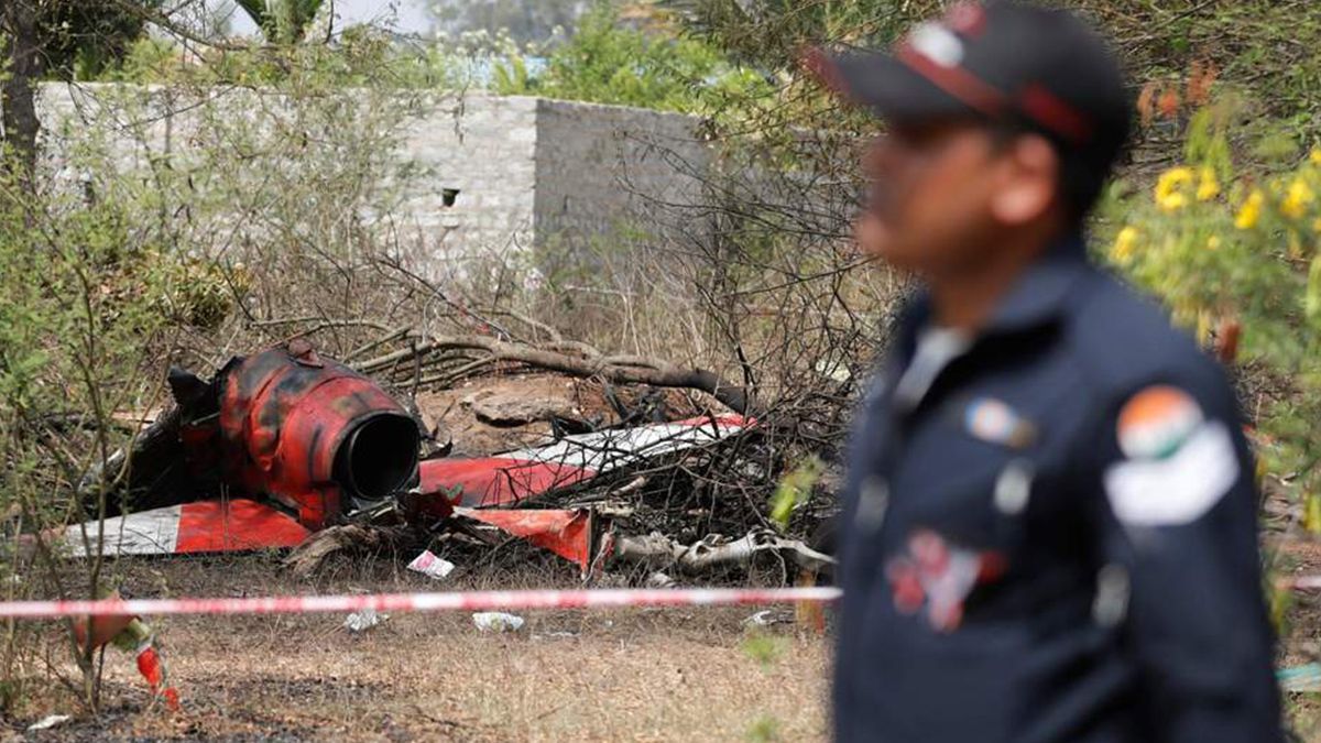 Два военных самолета разбились в Индии: фото и видео катастрофы