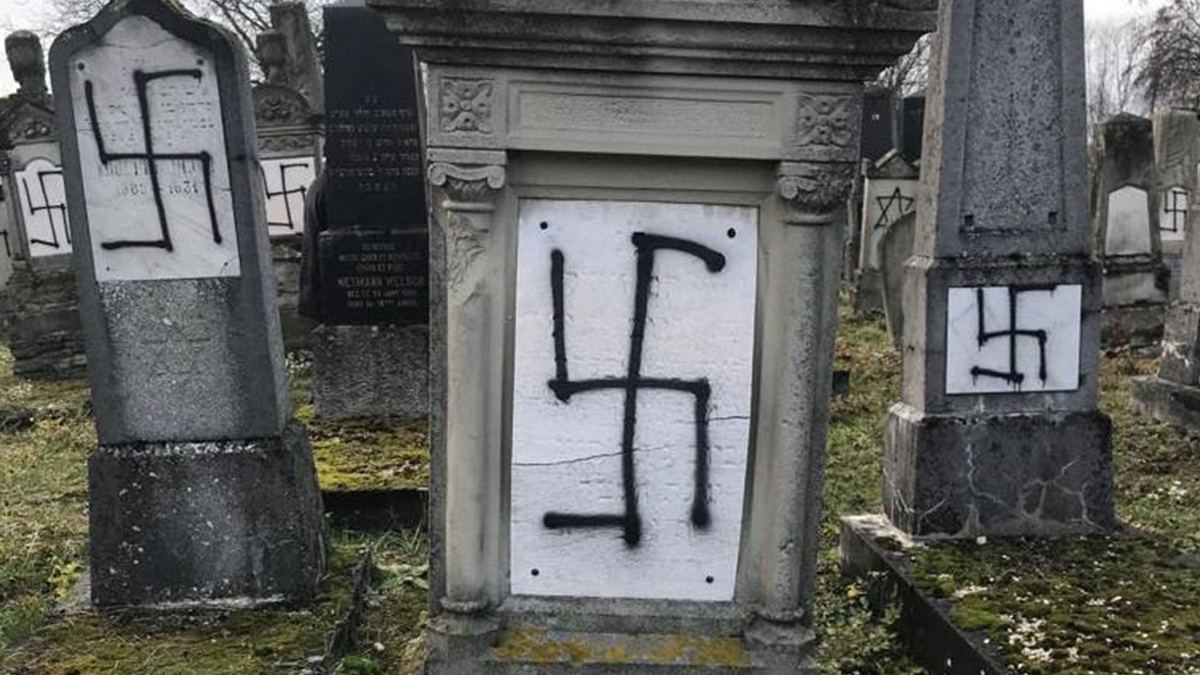 Вандали спаплюжили десятки могил на єврейському кладовищі у Франції 