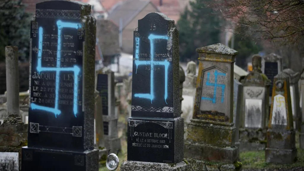 Нацистські написи на могилах у Франції
