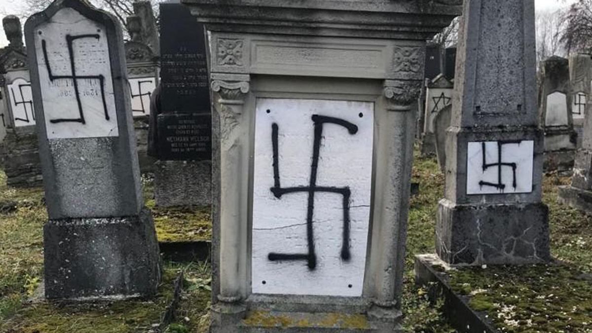 Вандалы осквернили десятки могил на еврейском кладбище во Франции