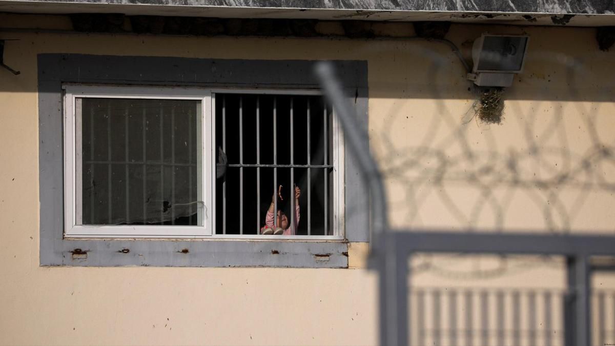 В одной комнате живет до 95 мигрантов: Европа осудила Грецию за ужасные условия для беженцев
