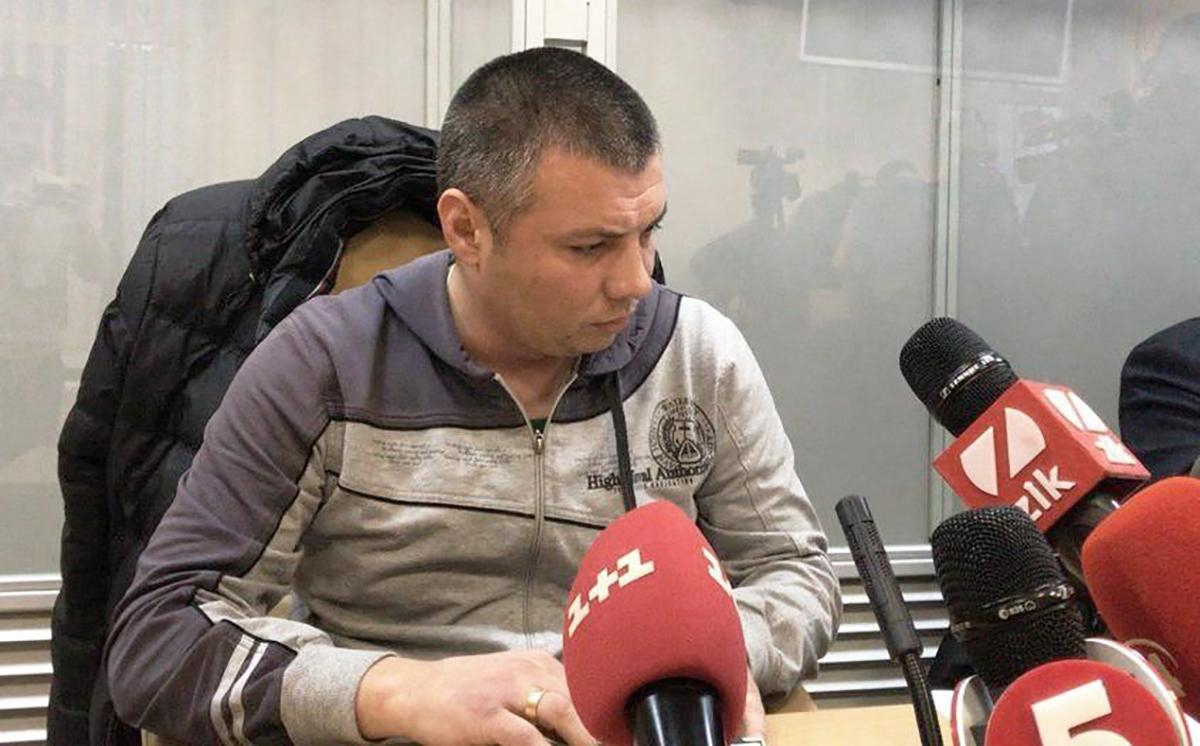 Избиение активистов в Киеве: какова дальнейшая судьба полицейского, который бил лежащего мужчину