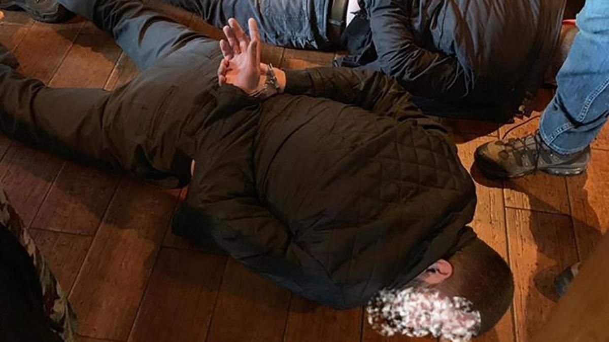 Поймали на "горячем": топ-чиновник известного банка попался на взятке – фото Поймали на "горячем": топ-чиновник известного банка попался на взятке – фото