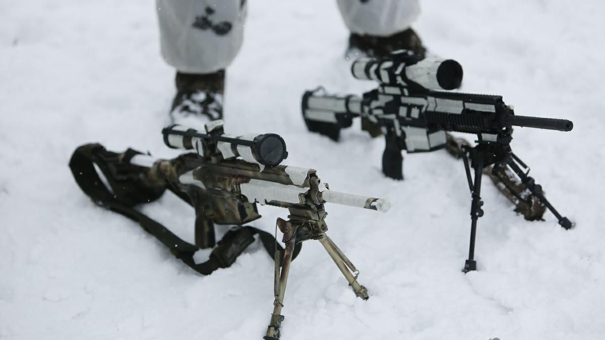 В українських військових стріляв снайпер окупантів на Донбасі: один солдат поранений