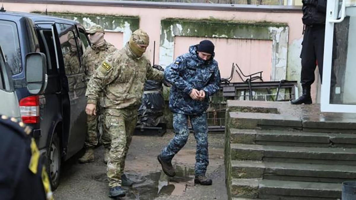 Украинцы в плену РФ: суд оставил под стражей 20 украинских военнопленных моряков