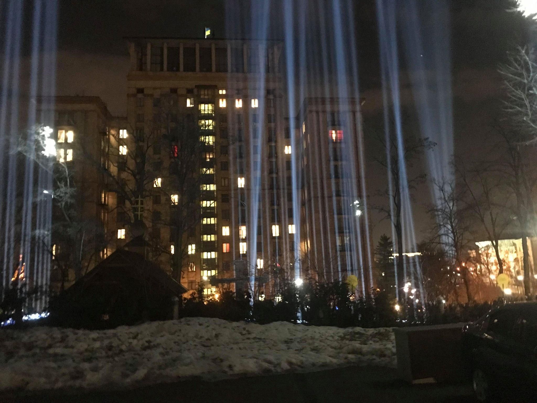 Неймовірне видовище: на Майдані запалили Промені Гідності в честь загиблих героїв – фото