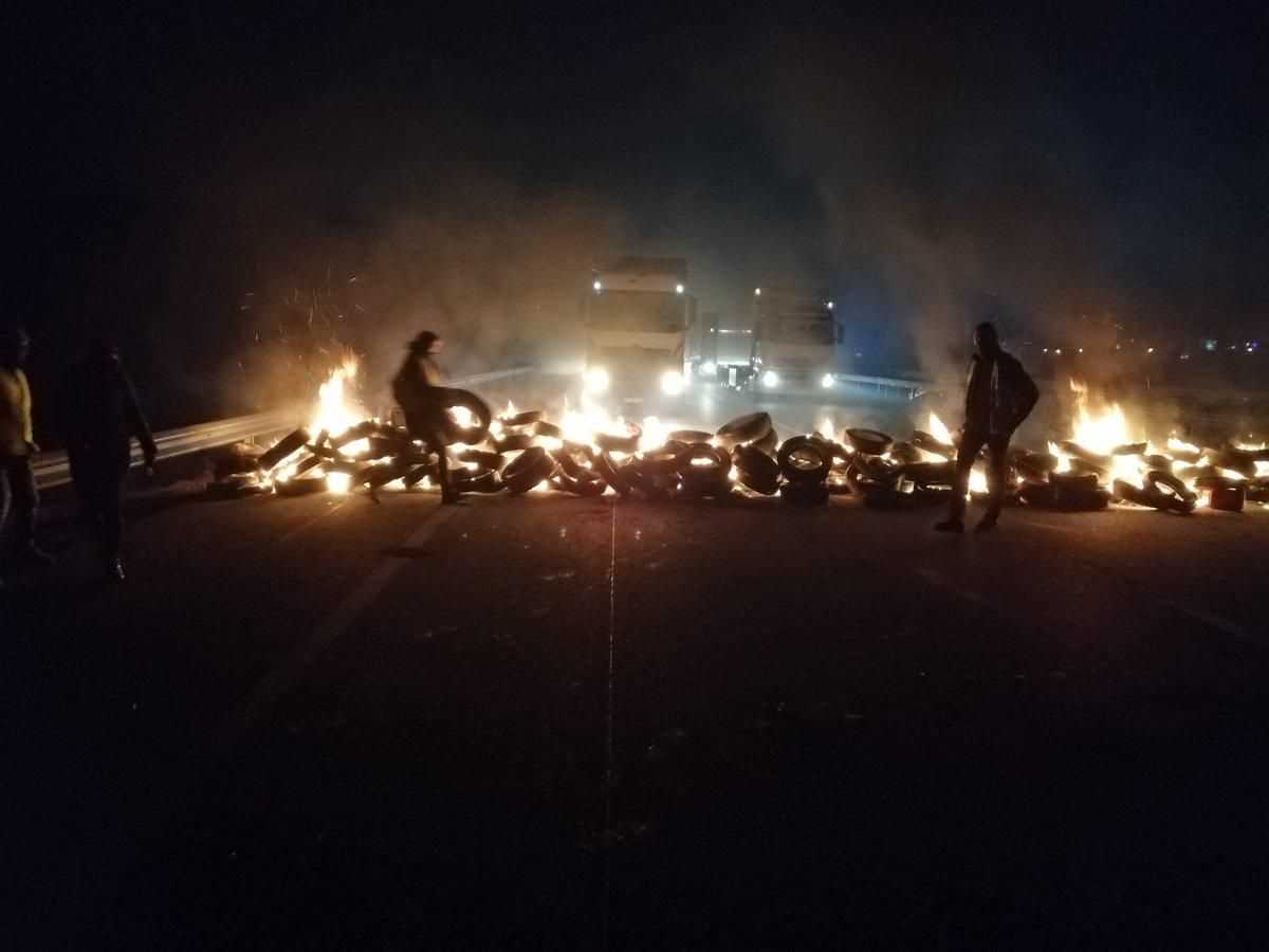 Палять шини та блокують магістралі: у Каталонії та Албанії тривають масові протести