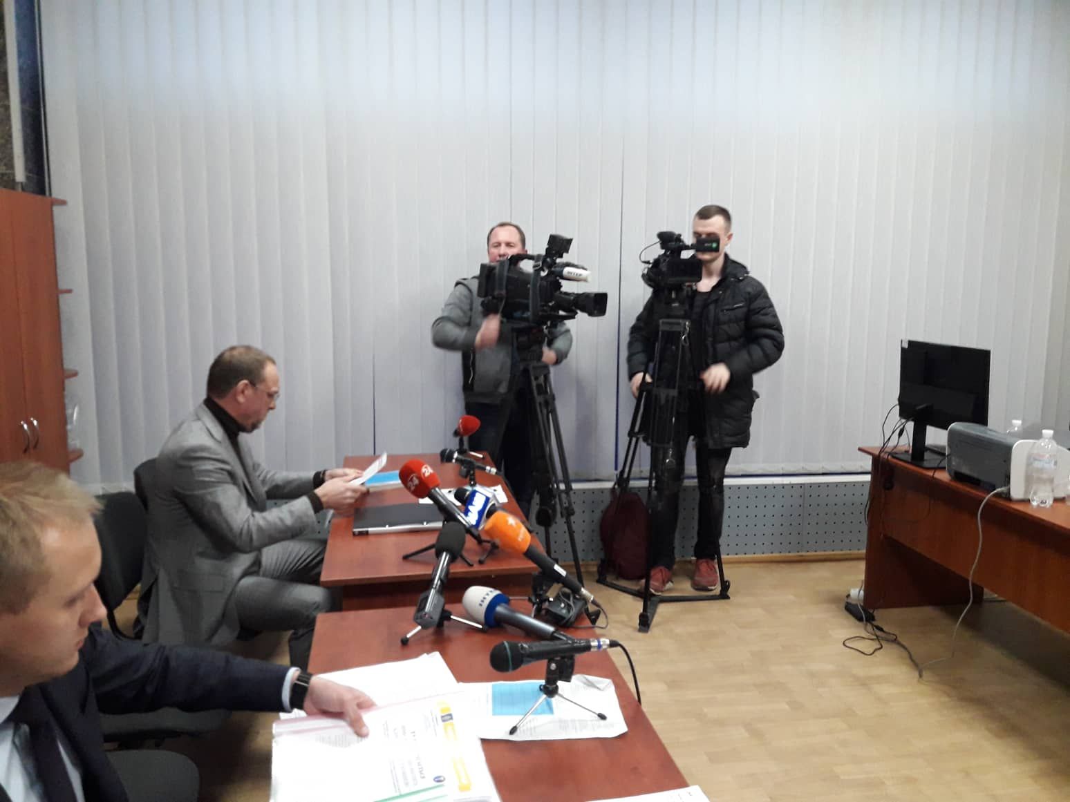 Боягузливі і непрофесійні суди допомагають Порошенку фальсифікувати вибори, – Сергій Власенко