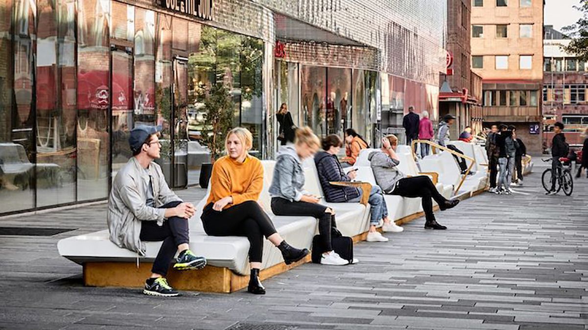 В Швеции оживили площадь с помощью необычной скамейки: интересные фото В Швеции оживили площадь с помощью необычной скамейки: интересные фото