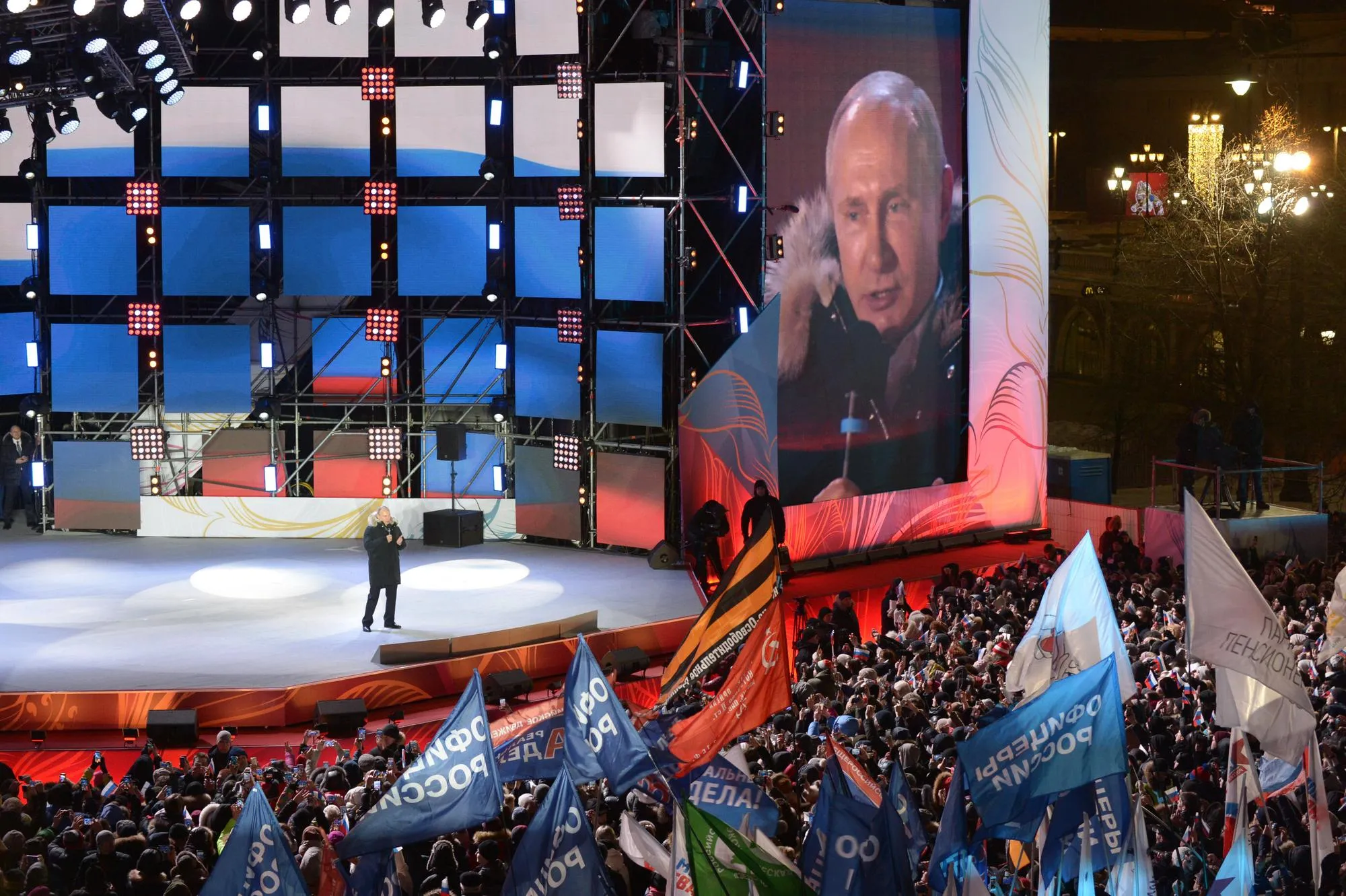 Володимир Путін виступає на мітингу