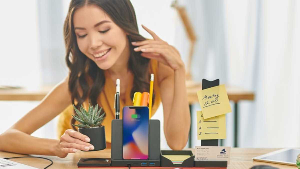 Українці створили офісний органайзер з бездротовою зарядкою Українці створили офісний органайзер з бездротовою зарядкою