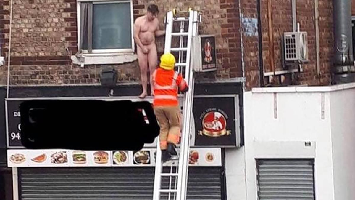 Чоловіка голяка виставили за вікно масажного салону у Британії: дивіться курйозне відео
