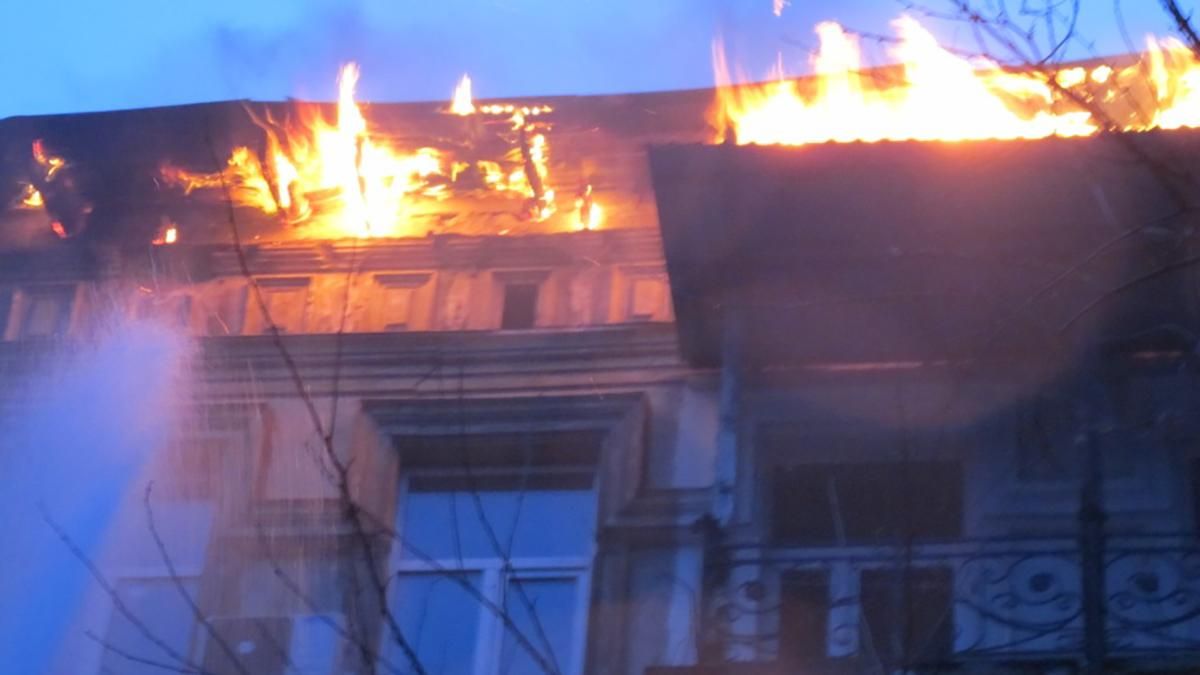 В Одесі горіла багатоповерхівка: десятки людей евакуювали – фото