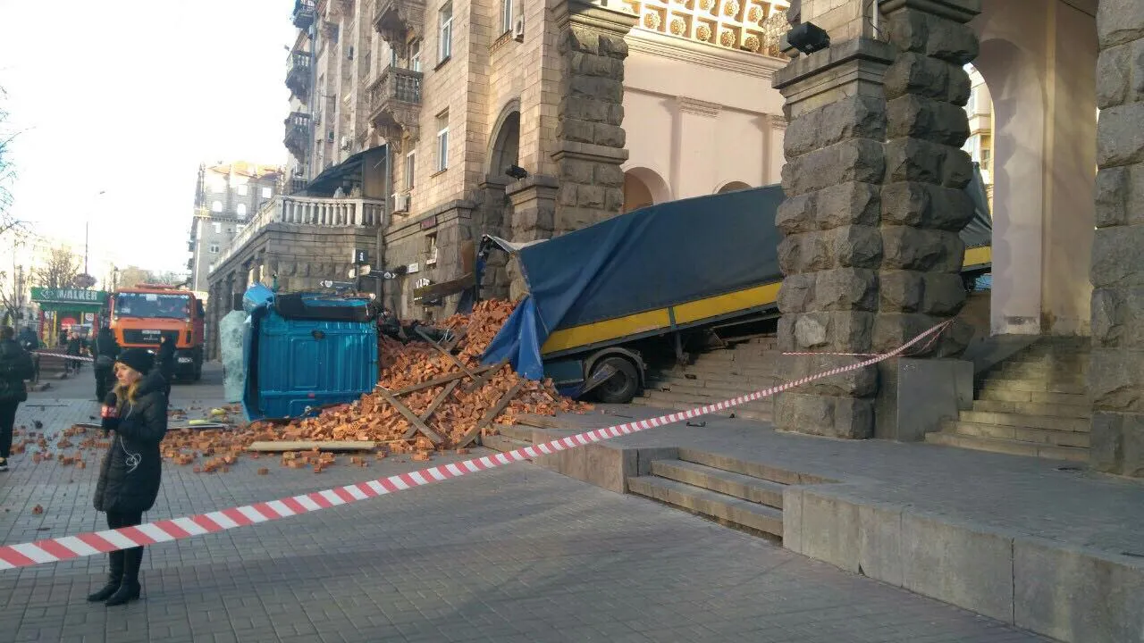 київ хрещатик фура цегла київ хрещатик фура цегла