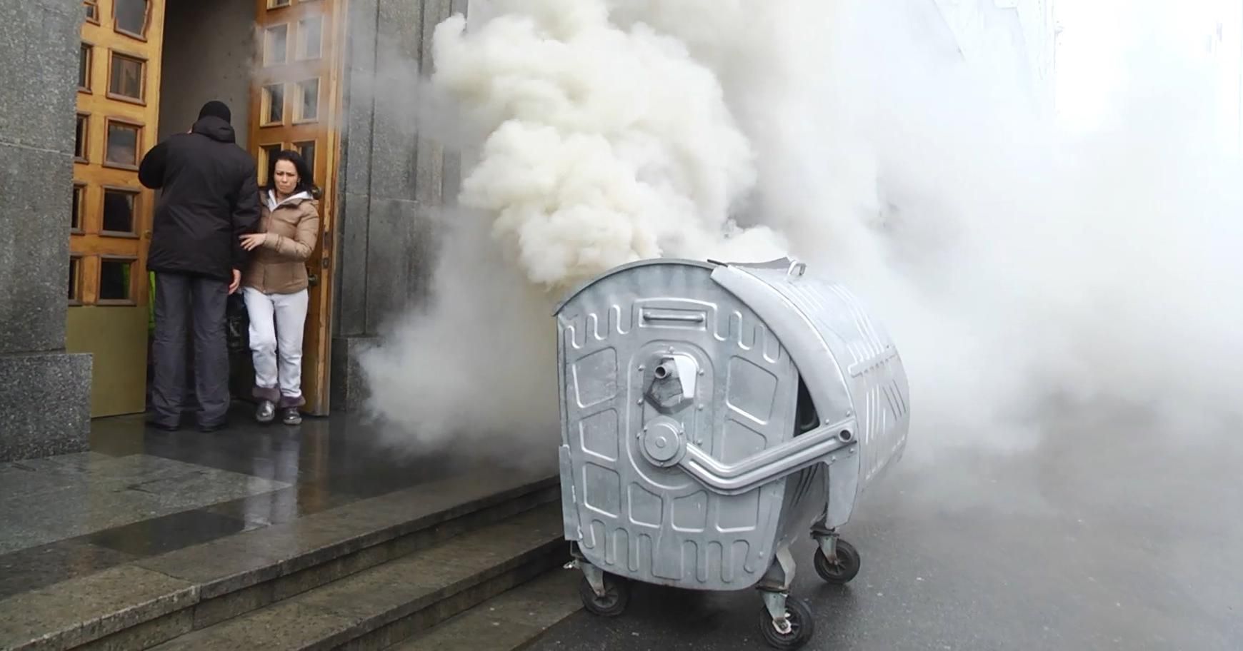Транспортный скандал в Харькове: активисты подожгли мусорный бак перед мэрией