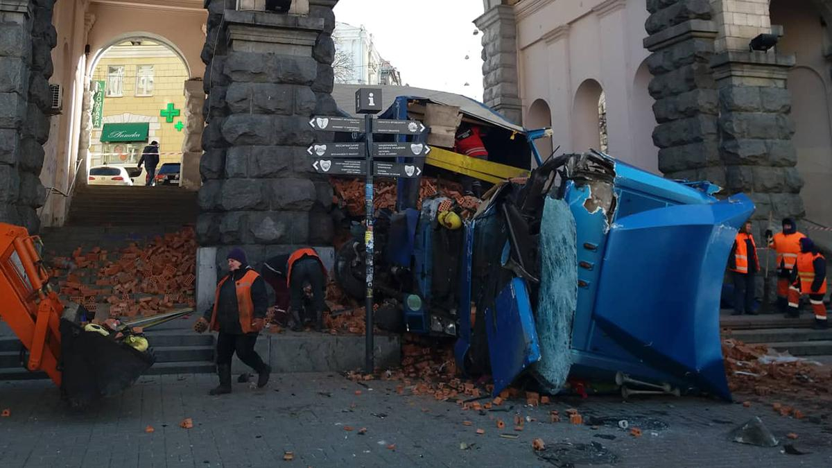 Фура с кирпичом перевернулась на Крещатике: фото и видео Фура с кирпичом перевернулась на Крещатике: фото и видео