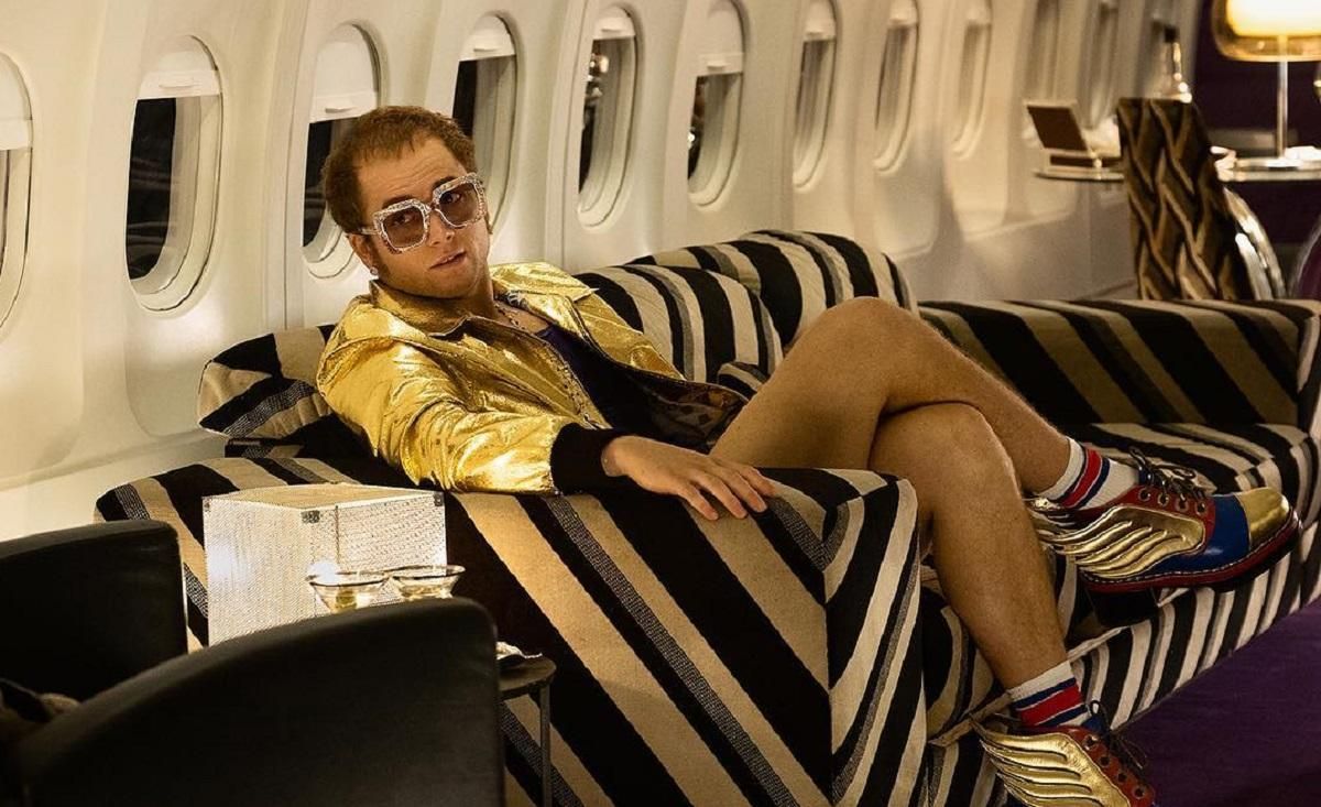 Терон Еджертон переспівав Елтона Джона у фільмі "Рокетмен": перший постер і трейлер