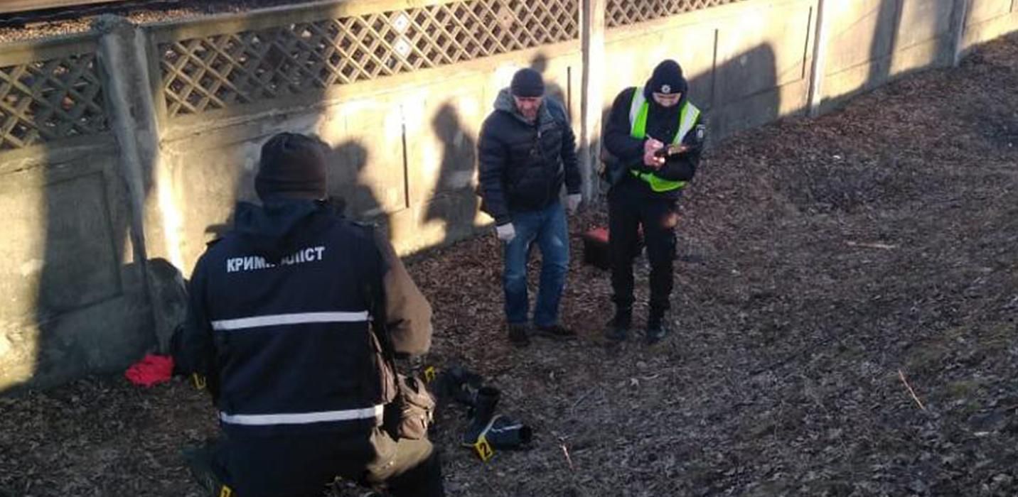 У Києві в канаві знайшли мертву жінку: фото та відео з місця події
