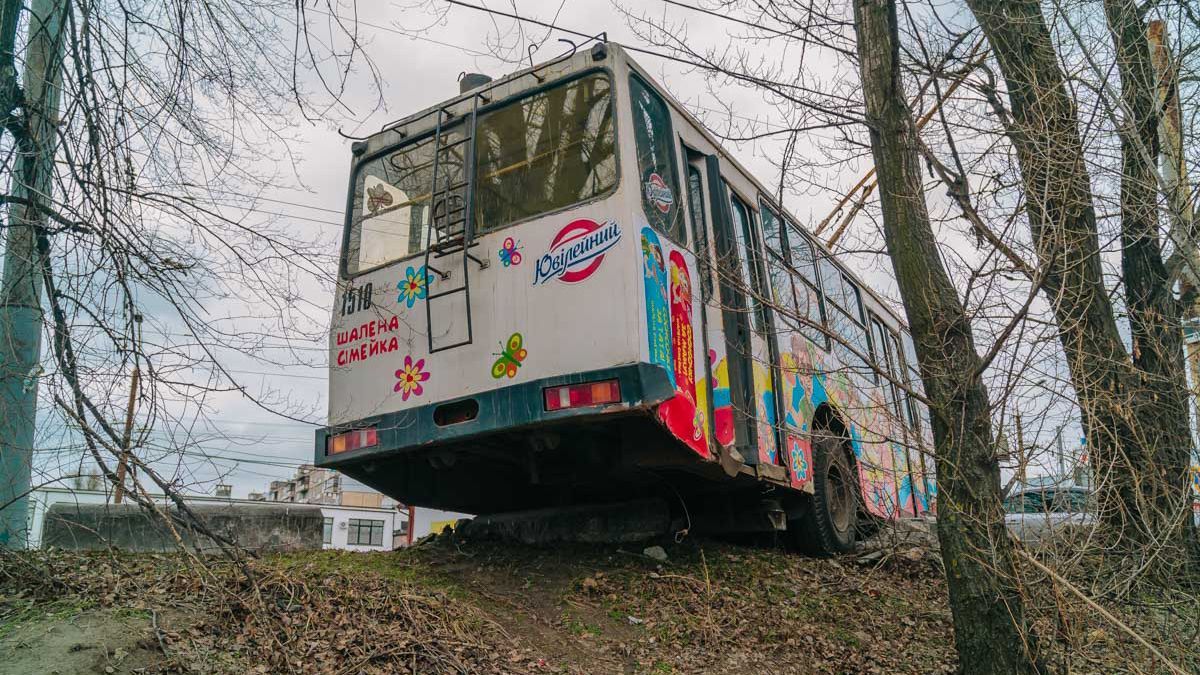 Водій втратив свідомість за кермом: у Дніпрі тролейбус з пасажирами мало не злетів з мосту
