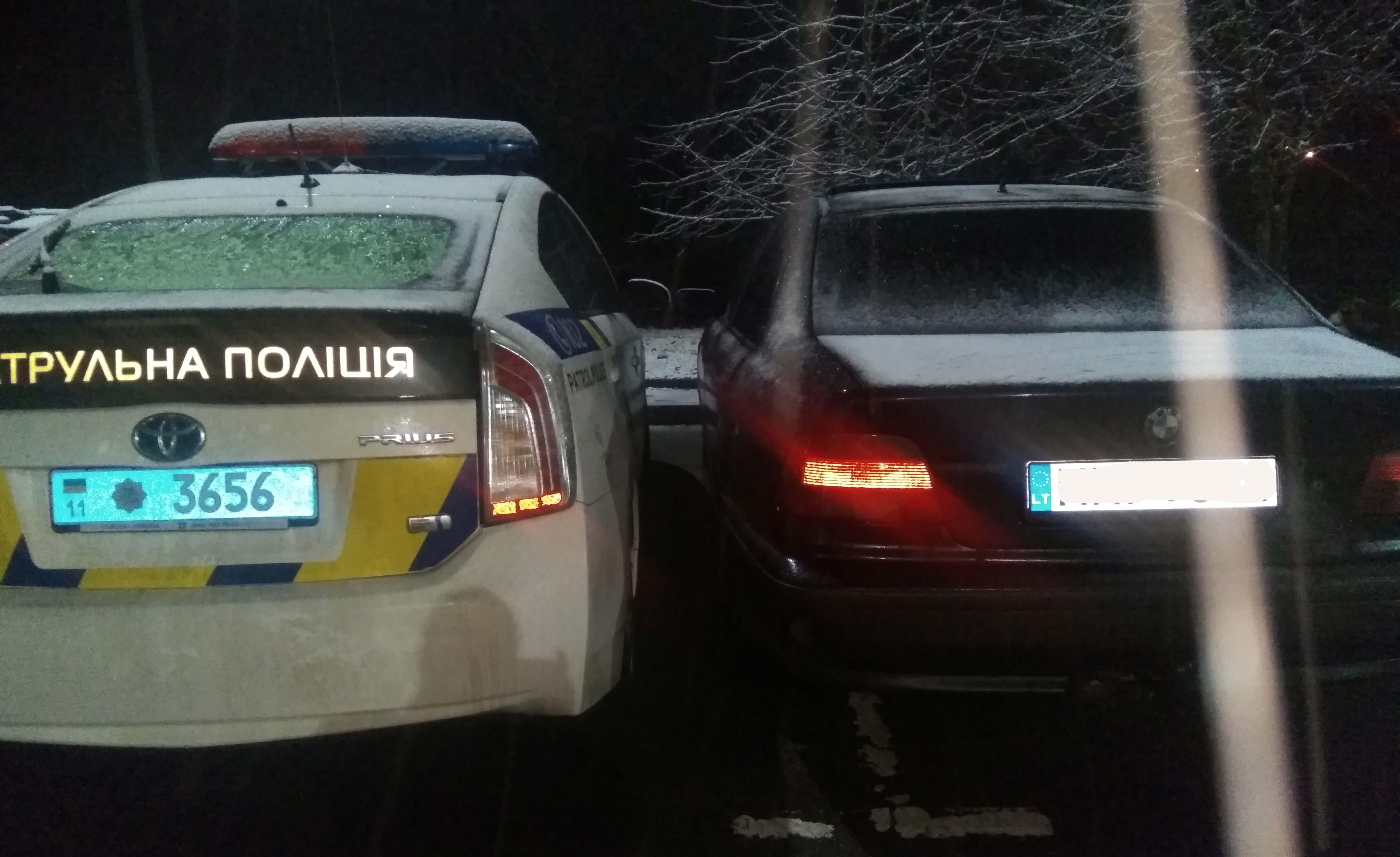 Вооруженные водители заблокировали авто патрульных в Ровно: фото