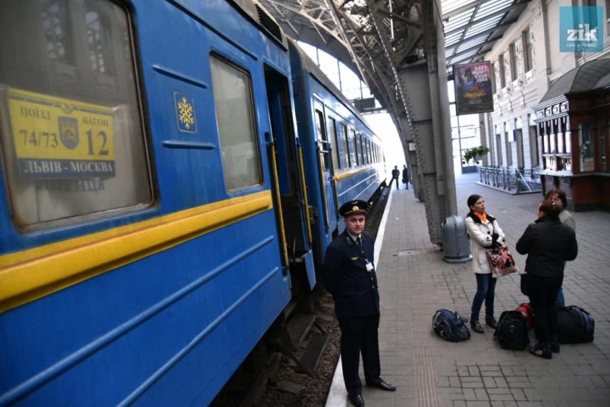 Поезда москва киевский. Поезд Москва Львов. Российские и украинские поезда. Поезд Москва Украина. Украинский поезд в Москве.