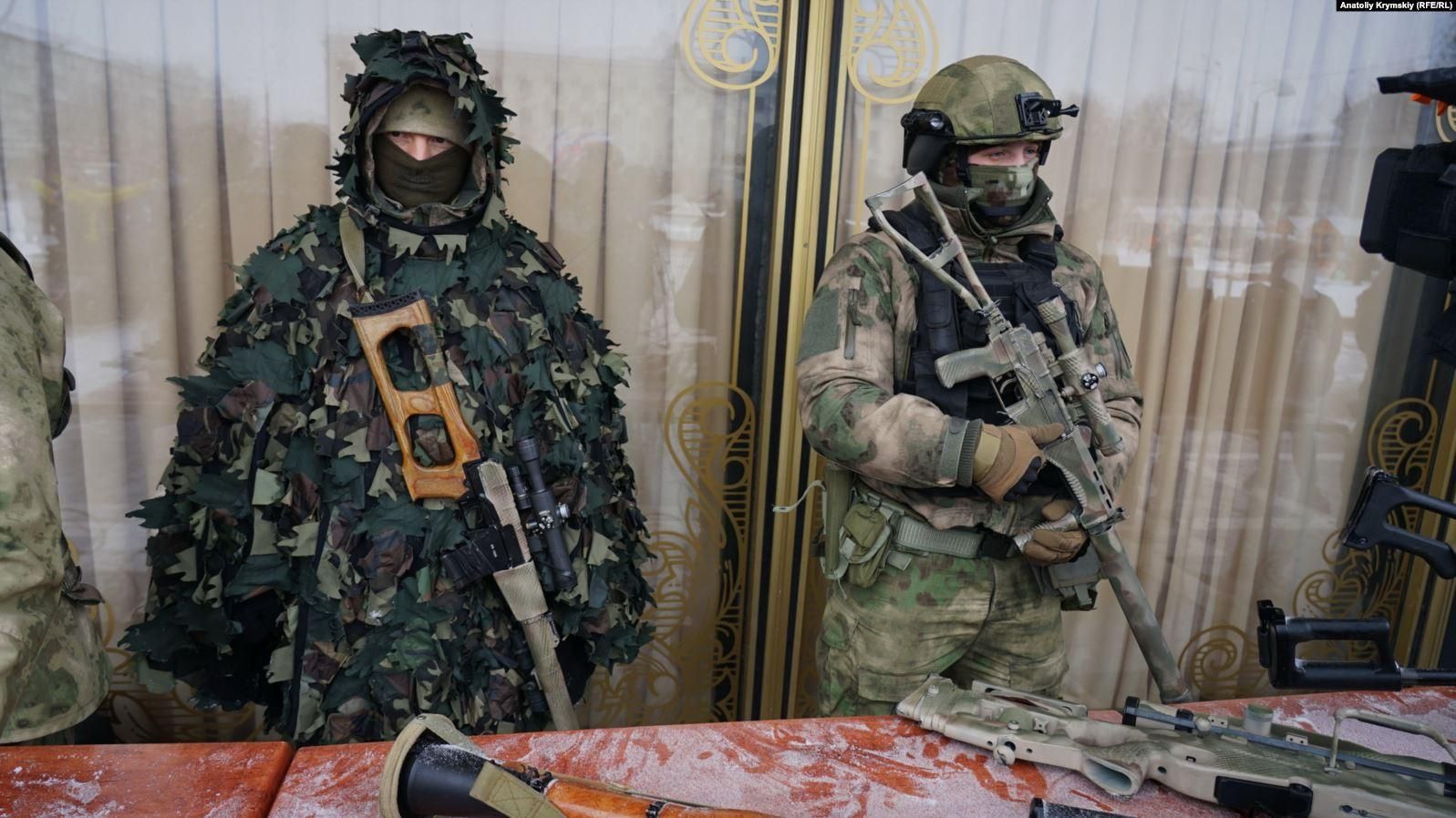 Техніка, швидка хода та прапор бойовиків: як окупований Крим святкував "день захисника" – є фото Техніка, швидка хода та прапор бойовиків: як окупований Крим святкував "день захисника" – є фото