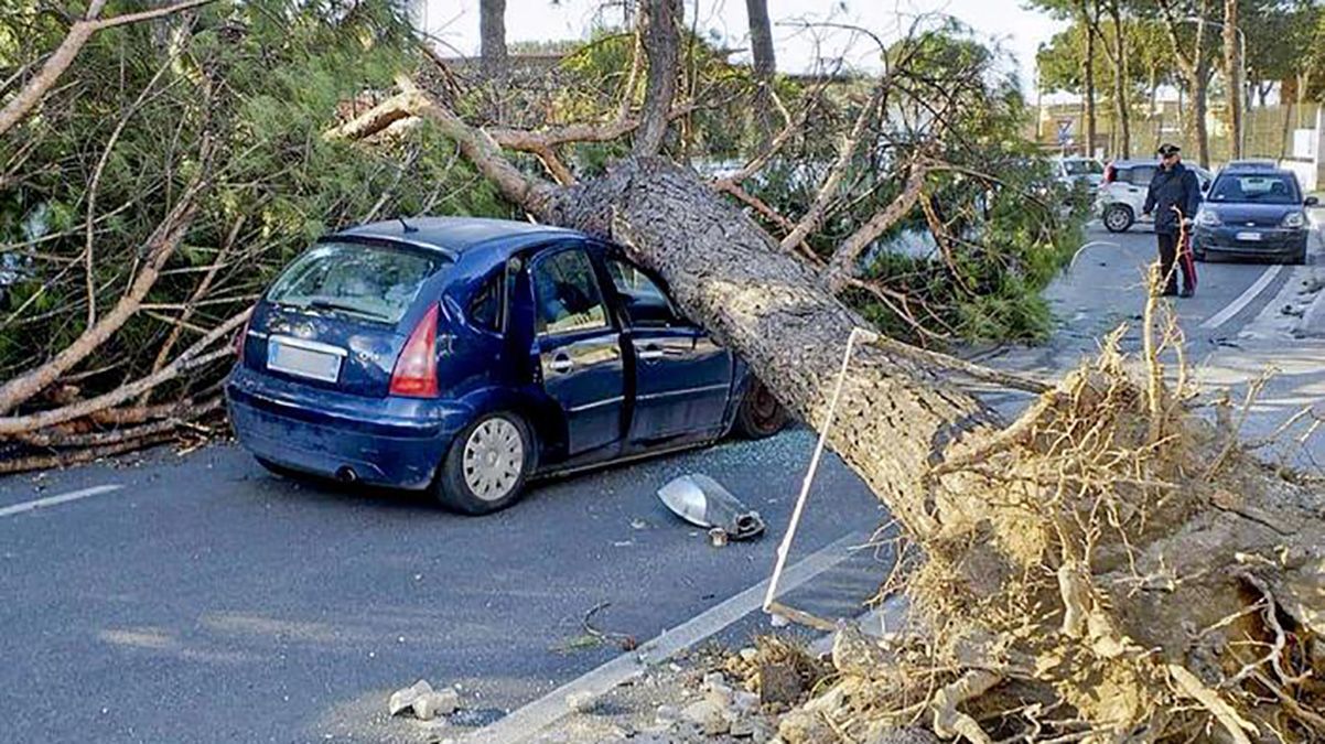Італію охопили сильні буревії, є жертви: фото наслідків стихії