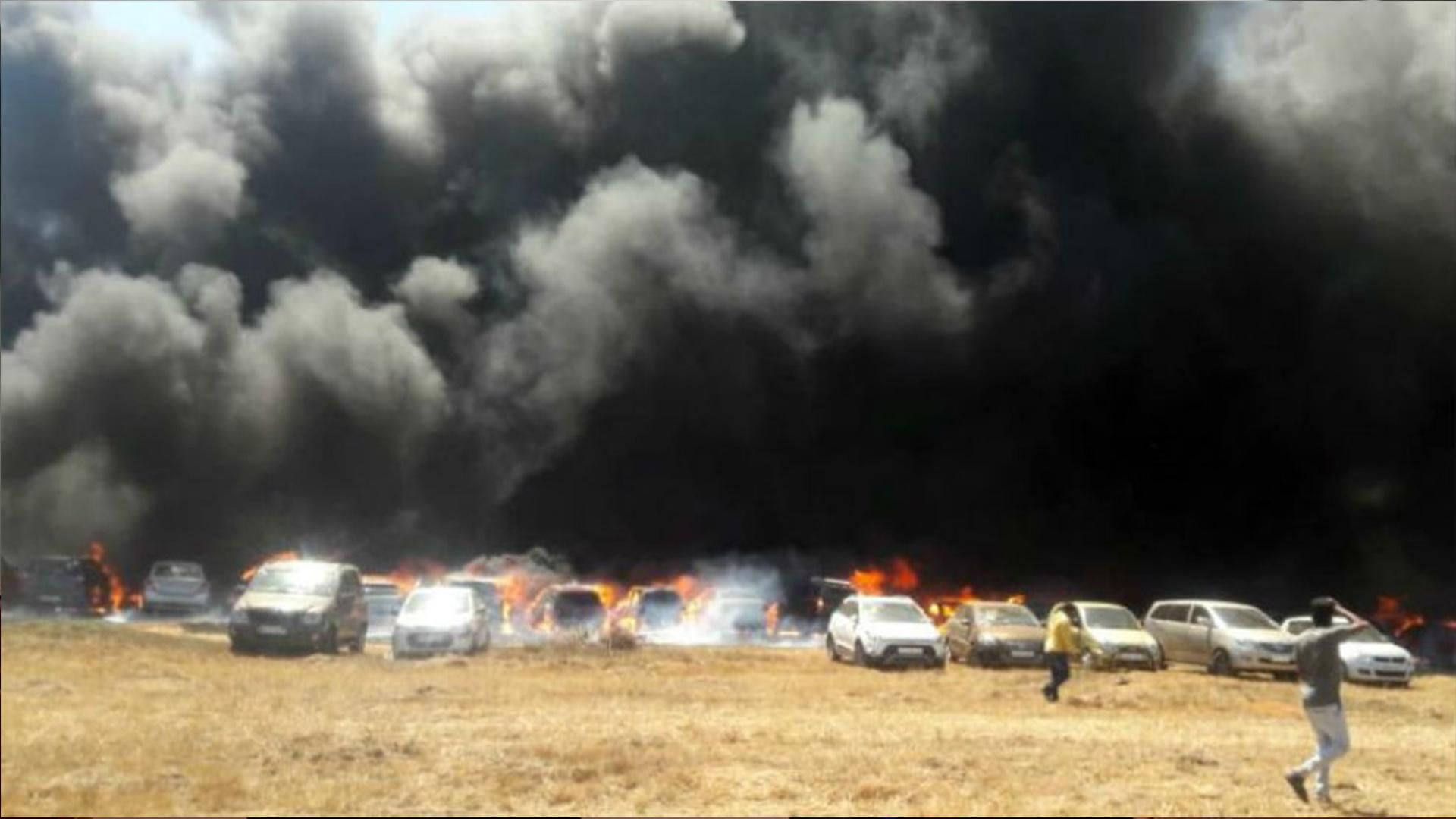 В Индии на масштабном авиашоу сгорело около 300 автомобилей: видео