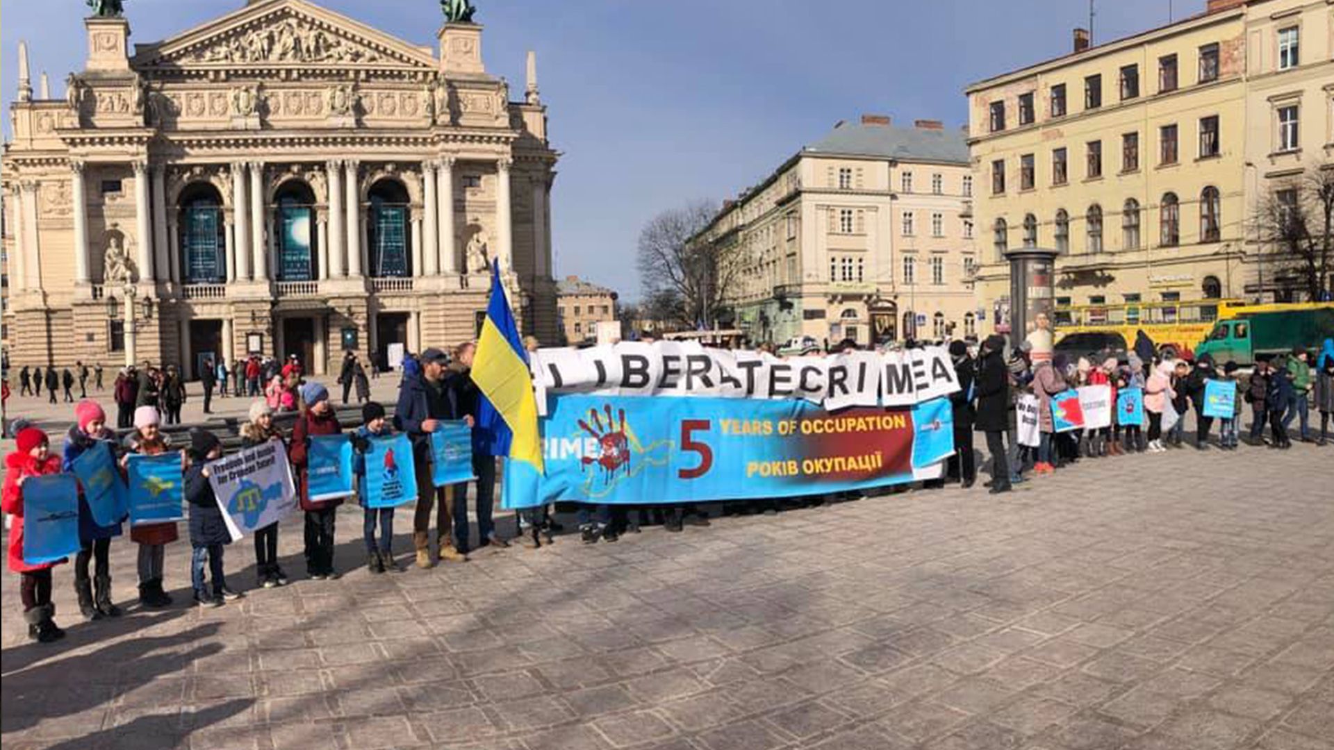 У Львові провели мовчазну акцію "5 років окупації Криму" У Львові провели мовчазну акцію "5 років окупації Криму"