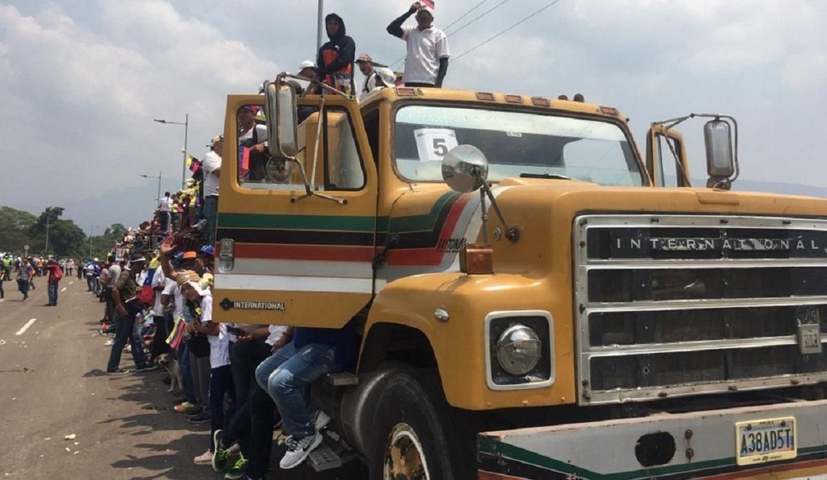 Сутички на кордоні Венесуели та Колумбії: постраждали понад 300 людей Сутички на кордоні Венесуели та Колумбії: постраждали понад 300 людей