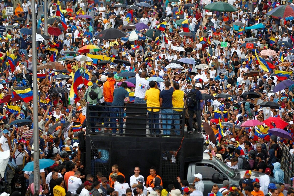 Венесуельські солдати застосовують сльозогінний газ та гумові кулі проти активістів: є жертви Венесуельські солдати застосовують сльозогінний газ та гумові кулі проти активістів: є жертви