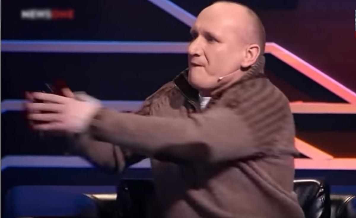 Лідер "ОУН" Коханівський кинув горням у телеведучого через команду "сидіти": відео Лідер "ОУН" Коханівський кинув горням у телеведучого через команду "сидіти": відео