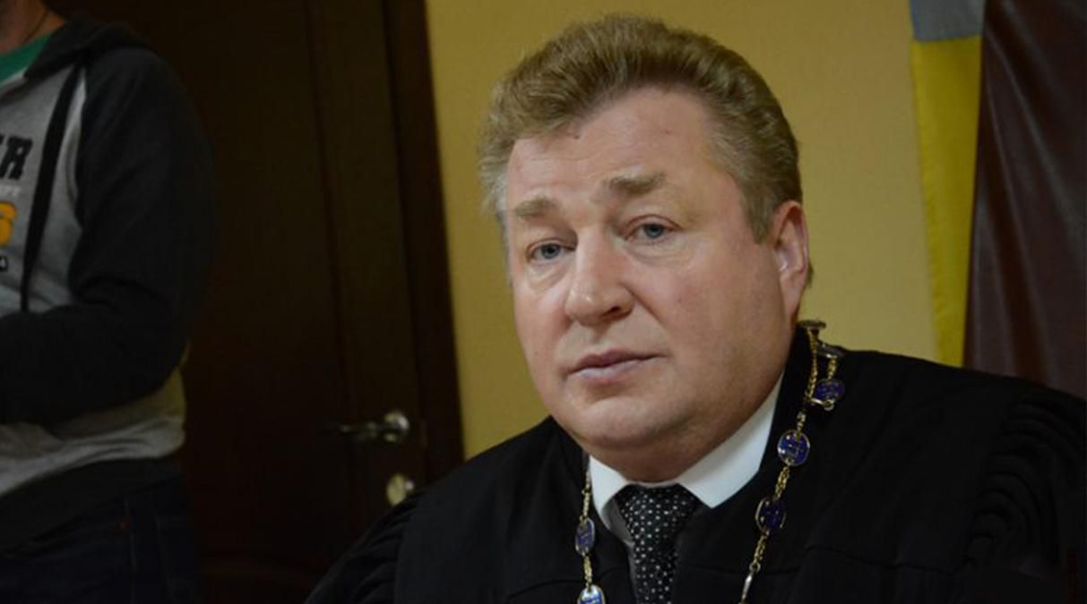 У Рівному невідомий кинув гранату до будинку голови міського суду: фото У Рівному невідомий кинув гранату до будинку голови міського суду: фото