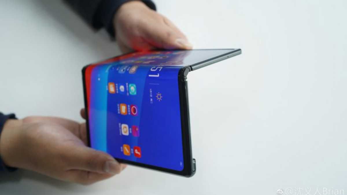 Oppo показала свій гнучкий смартфон Mate X Oppo показала свій гнучкий смартфон Mate X