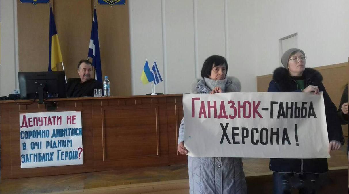 Скандал у Херсоні: люди протестують проти перейменування вулиці на честь активістки Гандзюк Скандал у Херсоні: люди протестують проти перейменування вулиці на честь активістки Гандзюк