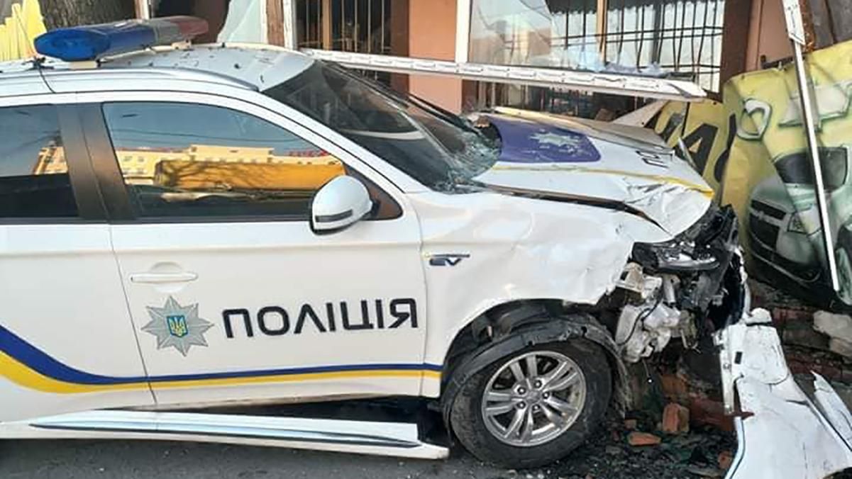 Масштабна аварія на Київщині: авто патрульних в'їхало в магазин