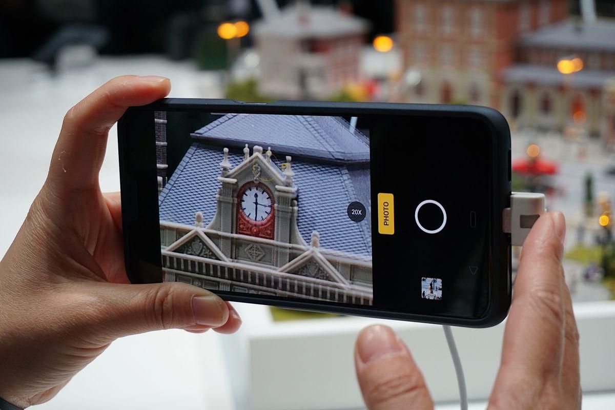 Oppo показала смартфон з унікальною камерою Oppo показала смартфон з унікальною камерою