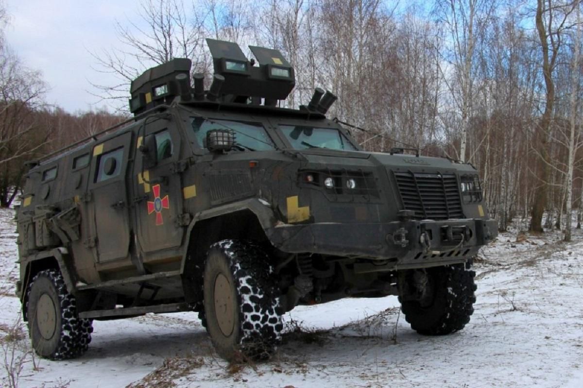 Український броноеавтомобіль "Козак-2М1" проходить випробування українським бездоріжжям