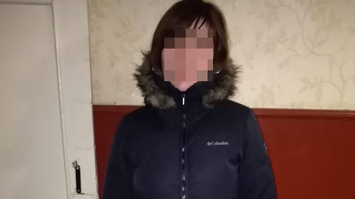 У Житомирі жінка хотіла зірвати плакат із зображенням воїна АТО: відео У Житомирі жінка хотіла зірвати плакат із зображенням воїна АТО: відео