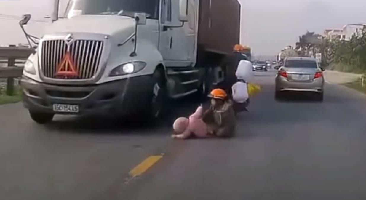 Жінка дивом встигла врятувати дитину, що впала під колеса фури: відео Жінка дивом встигла врятувати дитину, що впала під колеса фури: відео