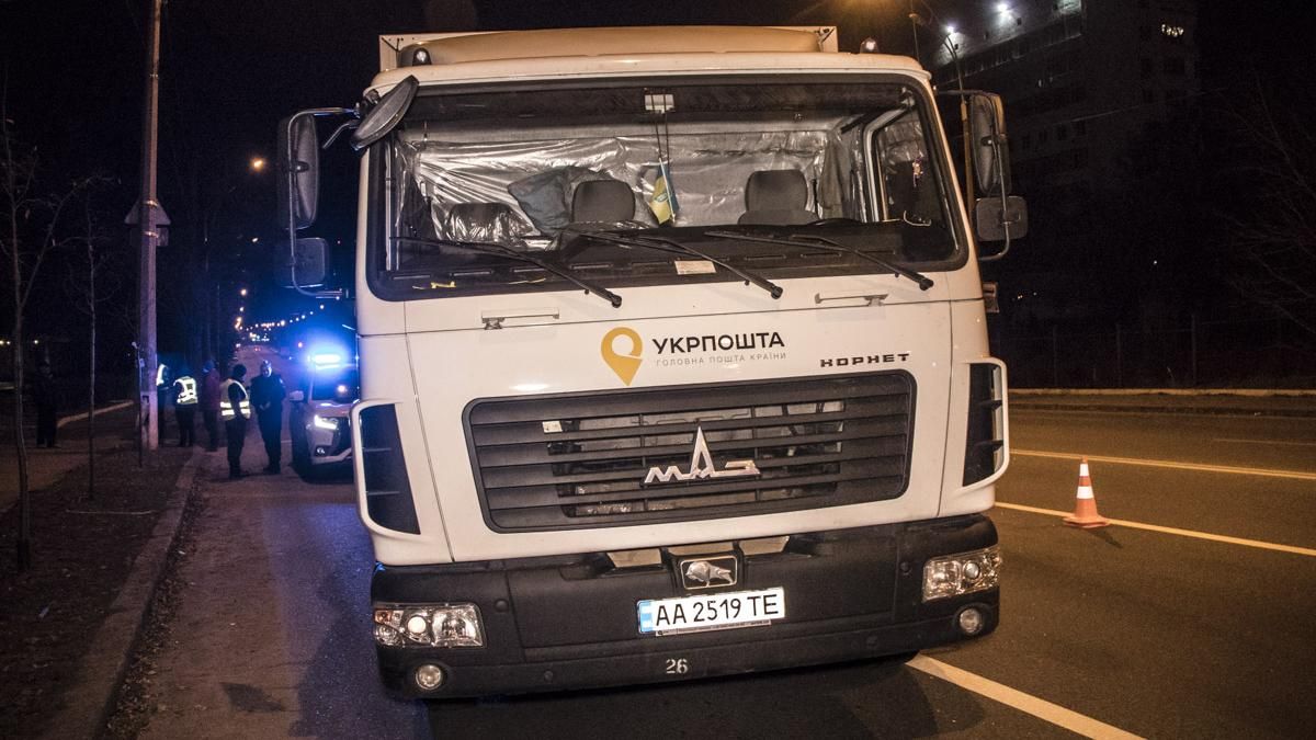 Вантажівка "Укрпошти" в'їхала в патрульне авто в Києві: фото, відео Вантажівка "Укрпошти" в'їхала в патрульне авто в Києві: фото, відео