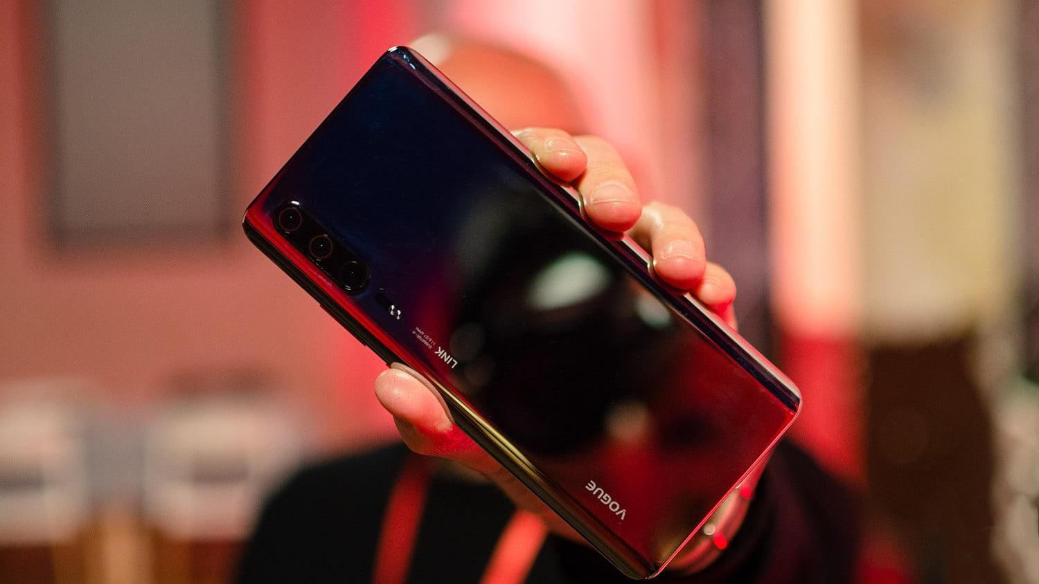 Смартфон Huawei P30 засветился на "живых" фото